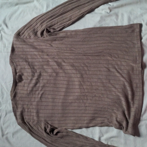 XL green long sleeved shirt - Picture 2 of 4